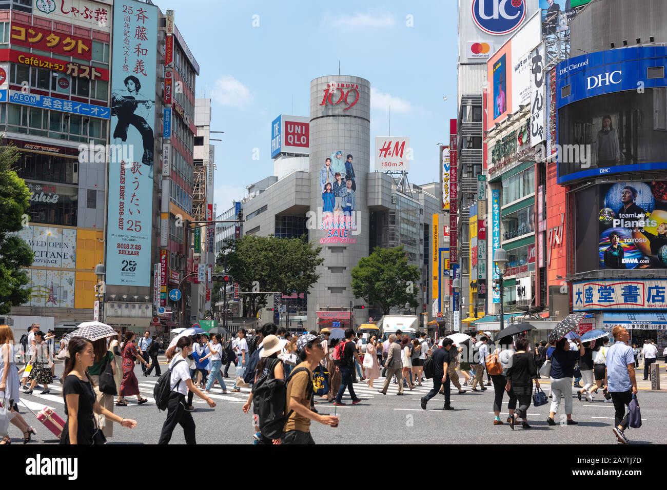 Le persone al quartiere Shibuya, Tokyo, Giappone. Shibuya crossing è il mondo più trafficate di attraversamento pedonale. Foto Stock