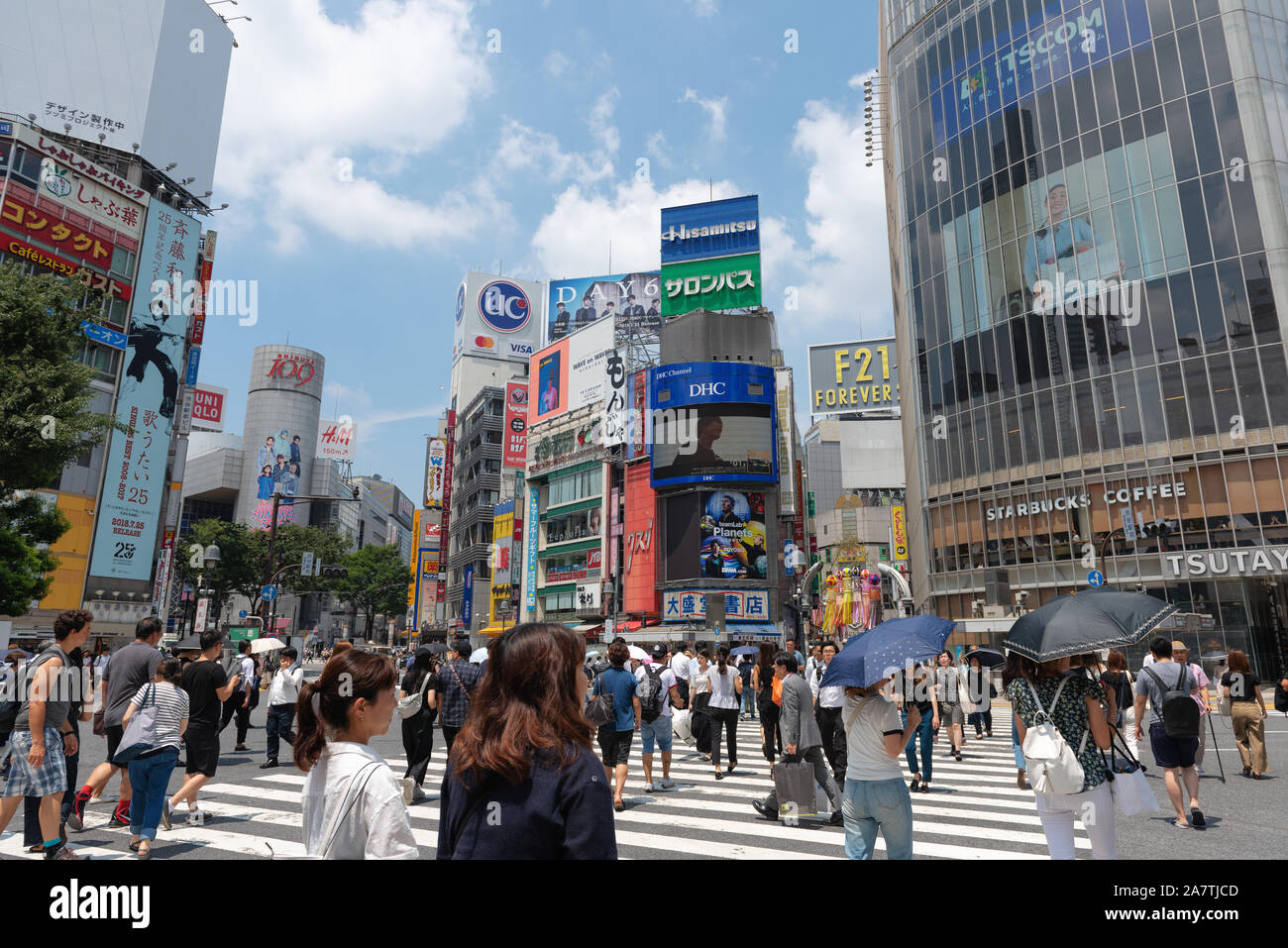 Le persone al quartiere Shibuya, Tokyo, Giappone. Shibuya crossing è il mondo più trafficate di attraversamento pedonale. Foto Stock