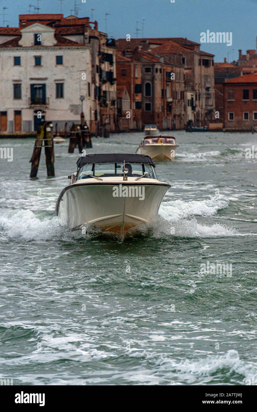 Una vista verticale di un veneziano acqua taxi verso la telecamera su un nuvoloso giorno. Foto Stock