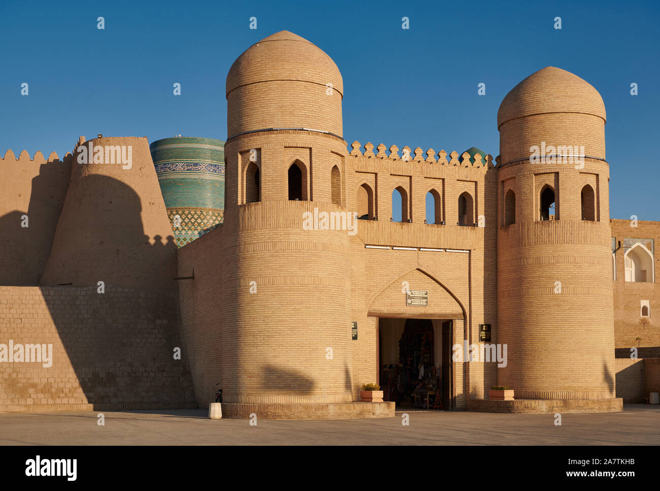 Porta Occidentale o Ota-Darvoza alla parete della città di Itchan-Kala, Khiva, Uzbekistan in Asia centrale Foto Stock