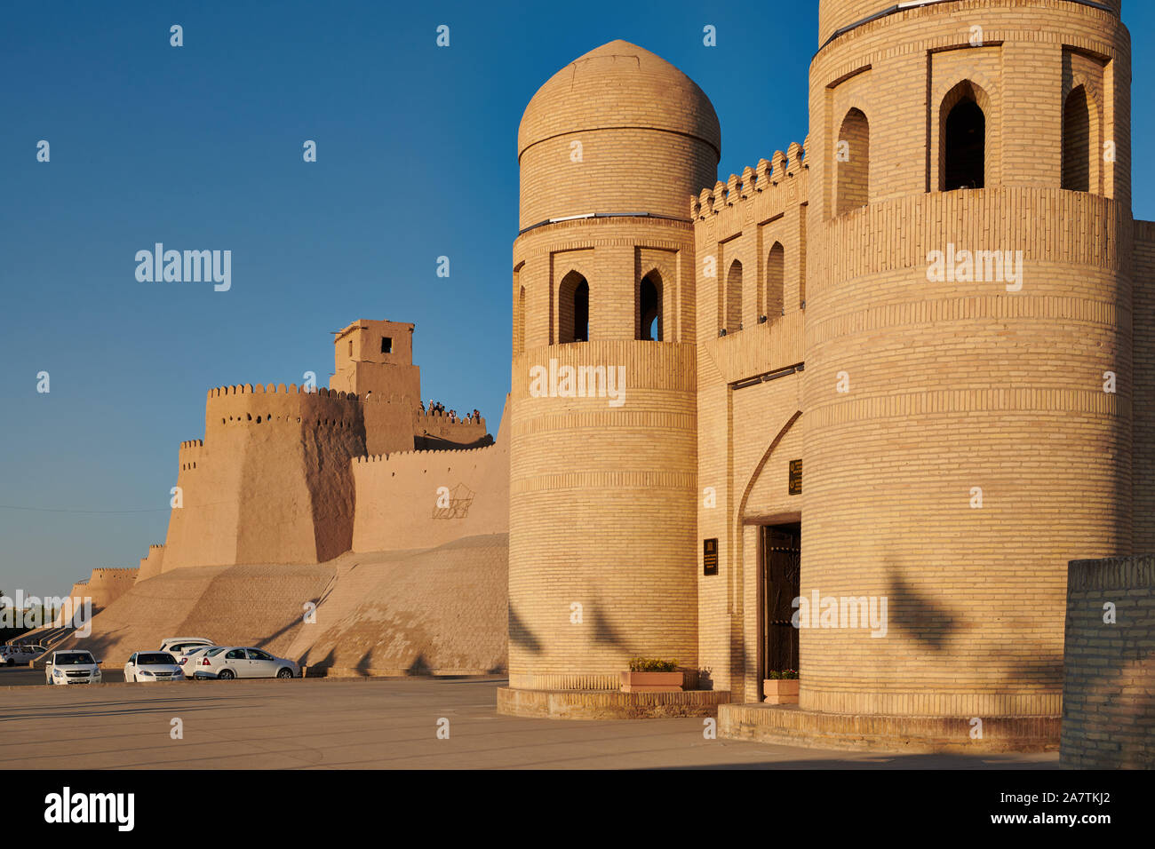Porta Occidentale o Ota-Darvoza alla parete della città di Itchan-Kala, Khiva, Uzbekistan in Asia centrale Foto Stock