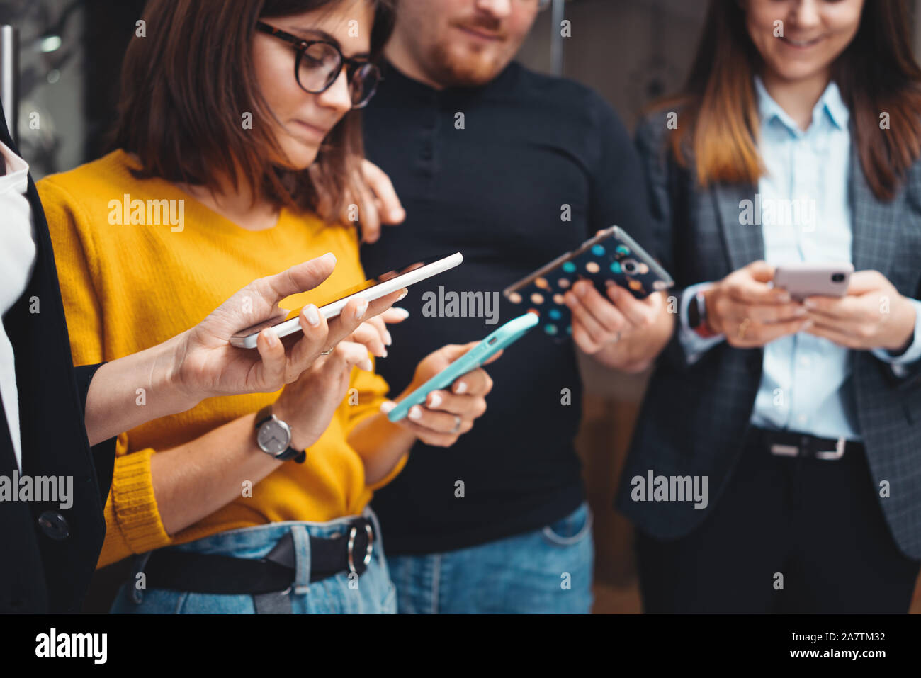 Close-up di business di persone che lavorano insieme e utilizzando i moderni smartphone a office. Gadget digitale utilizzando concept Foto Stock