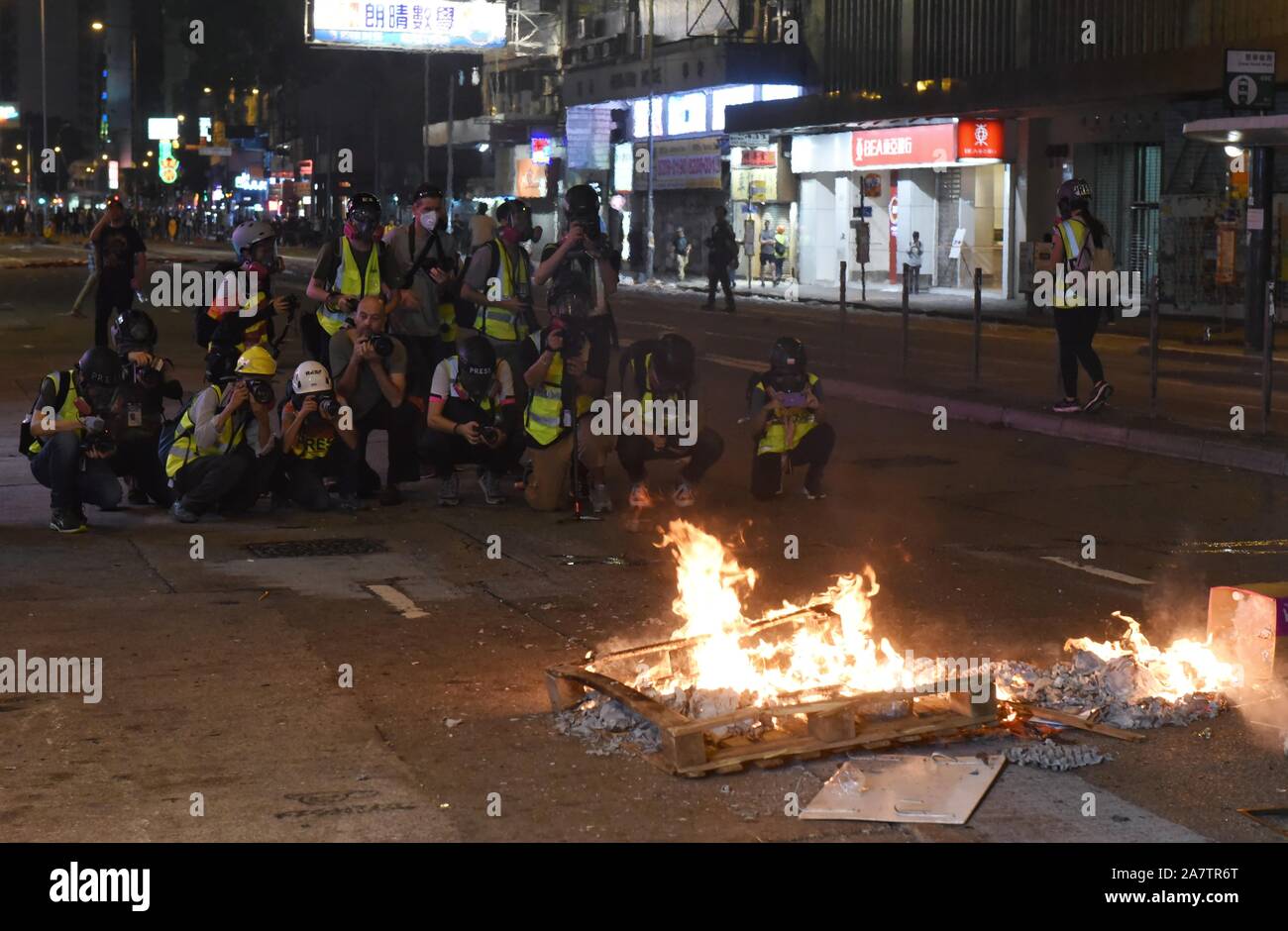 Membro della stampa di scattare foto di bruciare barricate durante la protesta.Il movimento in favore della democrazia è stata originata con il coro di proteste contro la legge in materia di estradizione. Hong Kong è entrato ventiduesima settimana ha continuato a proteste di massa. Foto Stock