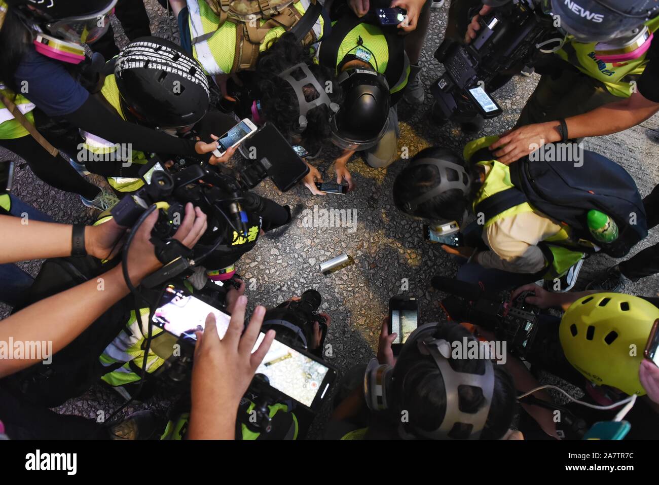 Membro della stampa di scattare delle foto di un gas lacrimogeno canister durante la protesta.Il movimento in favore della democrazia è stata originata con il coro di proteste contro la legge in materia di estradizione. Hong Kong è entrato ventiduesima settimana ha continuato a proteste di massa. Foto Stock