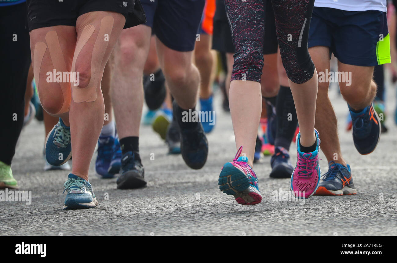 Chiudere il gruppo di corridori durante una lunga corsa a distanza Foto Stock