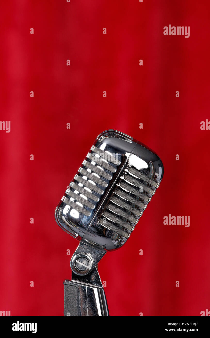 Silbernes Mikrofon vor einem rotem Vorhang Foto Stock