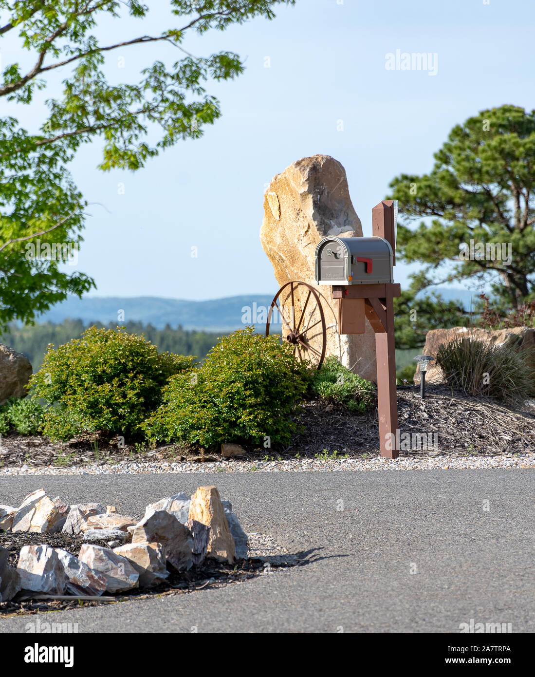 La cassetta postale e il paesaggio di pietra nei monti Ozark, Arkansas Foto Stock