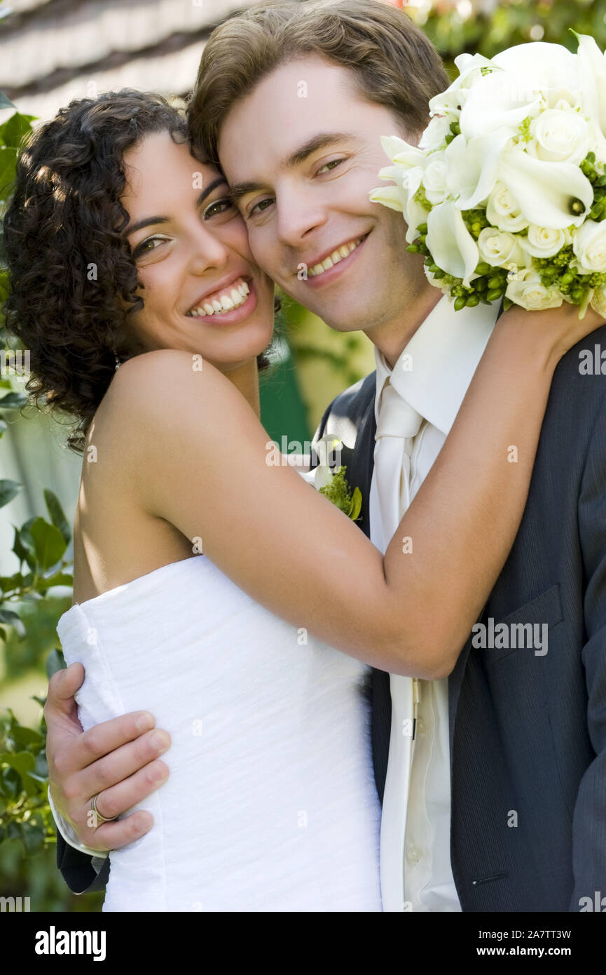 Glückliches Brautpaar, Mann Frau, 25, 30, Jahre, Heirat, Ehe, Trauung, Parco, Hochzeit, Glücklich, Paar, Ehepaar, Brautpaar, Fototermin, lächeln, zuf Foto Stock