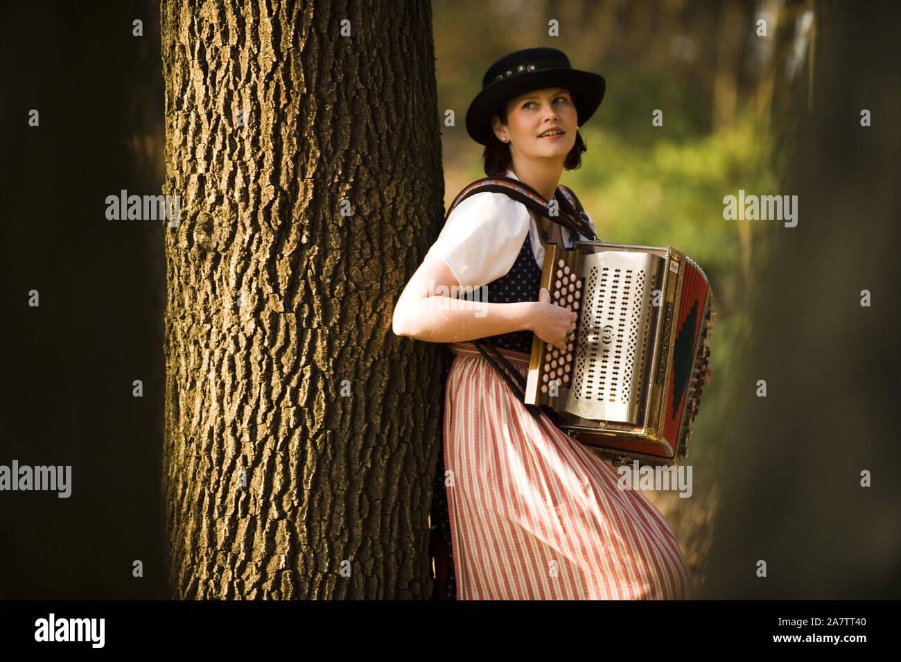 Junge Frau in Tracht mit steirischer Harmonika, Akkordeon, signor: Sì Foto Stock