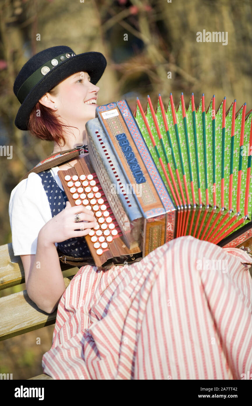 Junge Frau in Tracht mit steirischer Harmonika, Akkordeon, signor: Sì Foto Stock