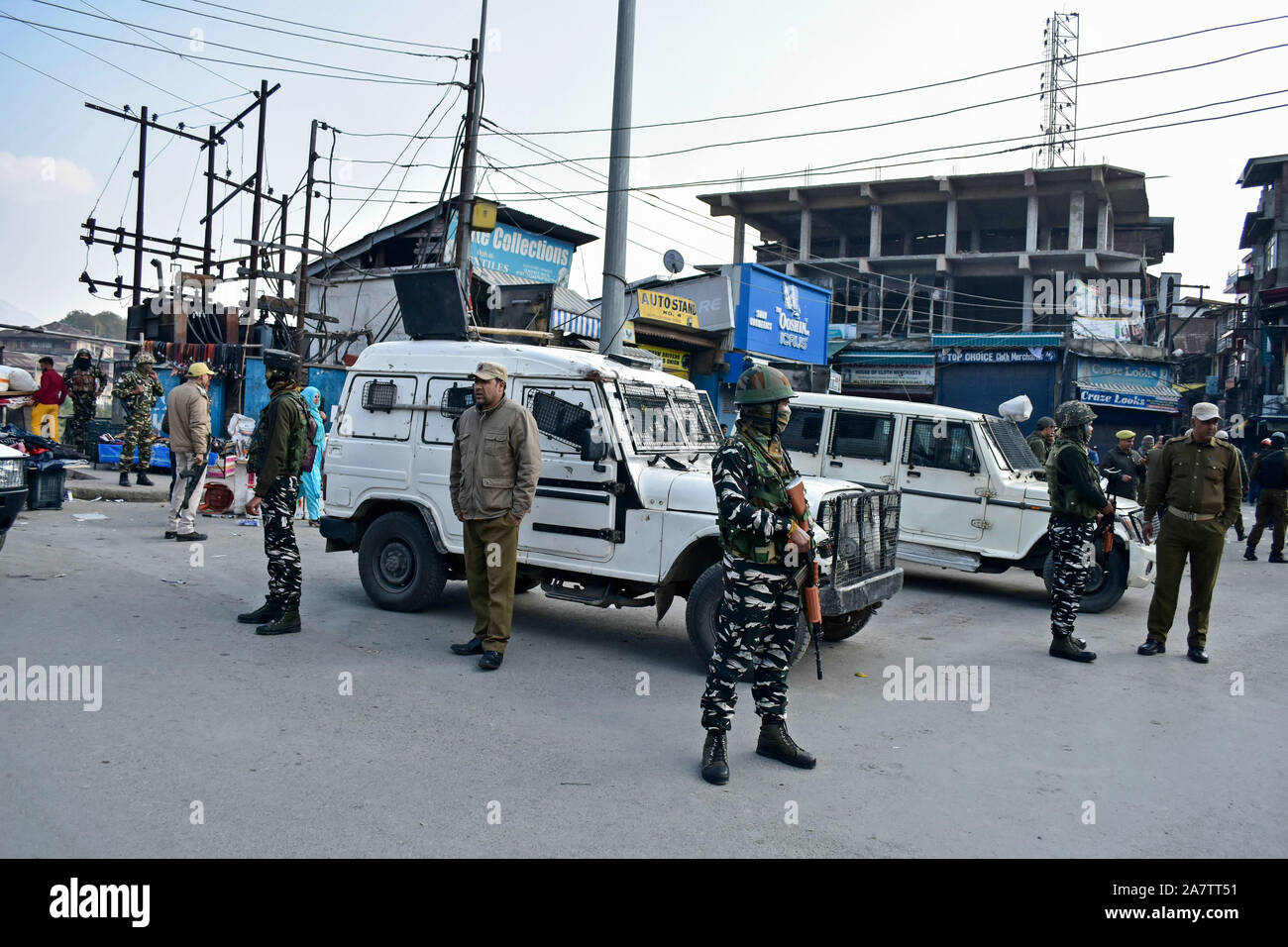 Di paramilitari troopers stand alert vicino al sito di attacco a Srinagar.Un non-locali è stato ucciso e diversi locali sono stati feriti quando una bomba è esplosa in un affollato mercato a Srinagar. Foto Stock