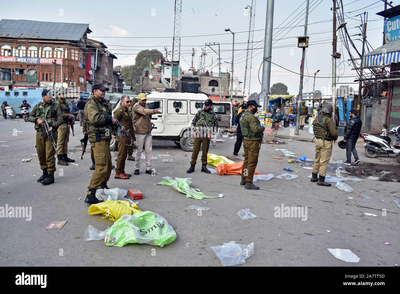 Di paramilitari troopers stand alert vicino al sito di attacco in SrinagarA non locale è stato ucciso e diversi locali sono stati feriti quando una bomba è esplosa in un affollato mercato a Srinagar. Foto Stock