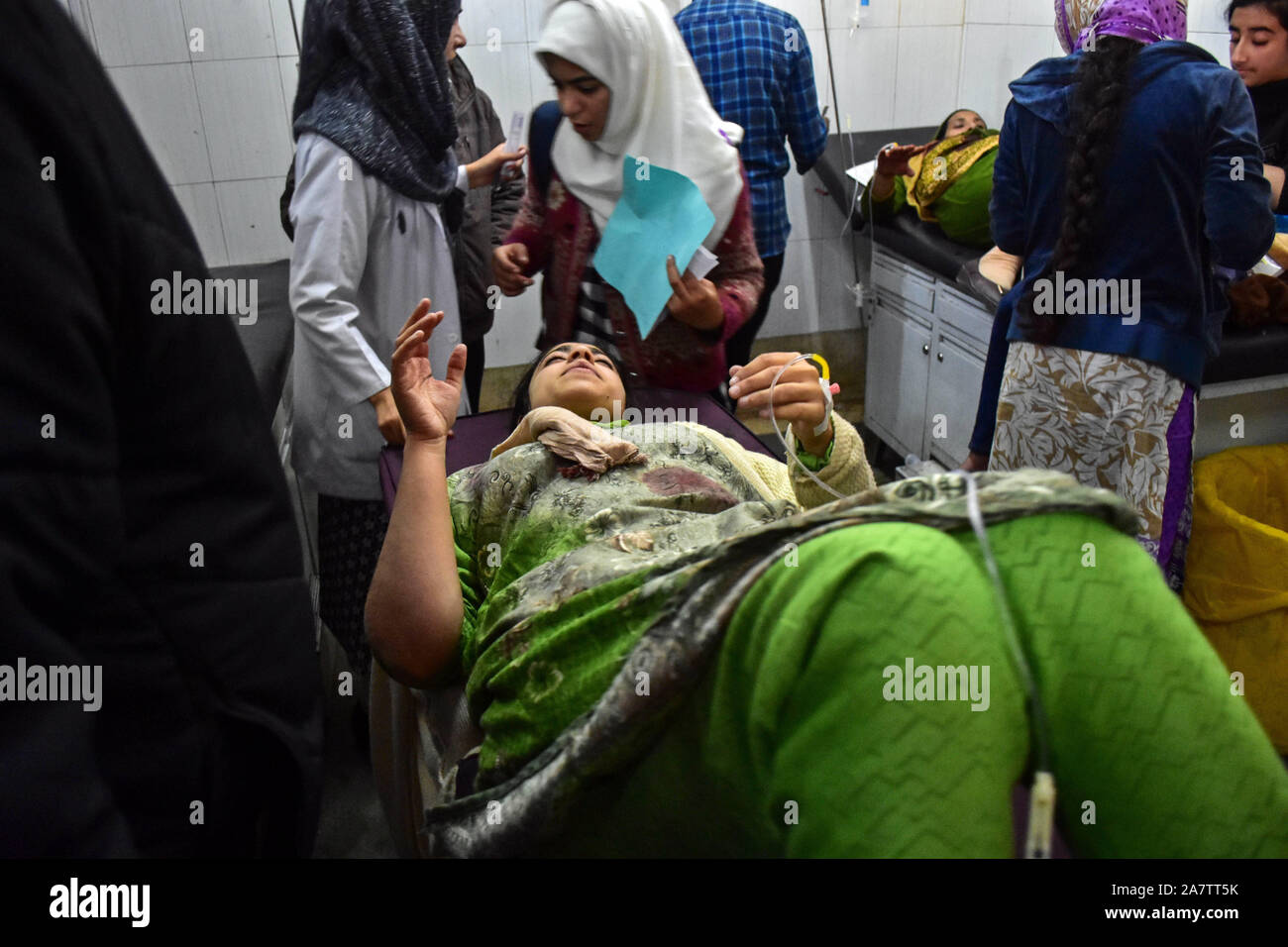 Una donna malata riceve il trattamento in un ospedale locale dopo l attentato a Srinagar.Un non-locali è stato ucciso e diversi locali sono stati feriti quando una bomba è esplosa in un affollato mercato a Srinagar. Foto Stock