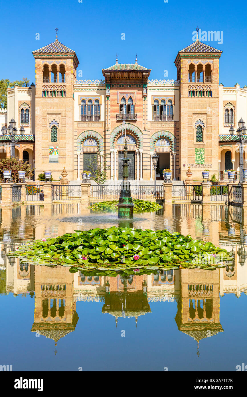 Siviglia riflessioni nella piscina di fronte al Museo delle Arti e Tradizioni popolari Siviglia Siviglia Siviglia Spagna siviglia Andalusia Spagna UE Europa Foto Stock