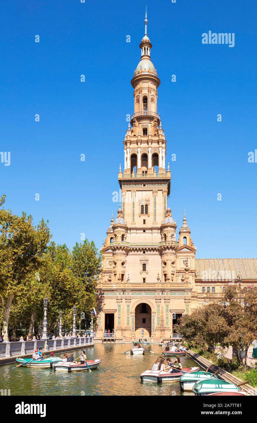 Noleggiare barche a remi sul piccolo canale attraverso il Siviglia Plaza de España Siviglia Parco Maria Luisa siviglia Spagna Siviglia Andalusia Spagna UE Europa Foto Stock