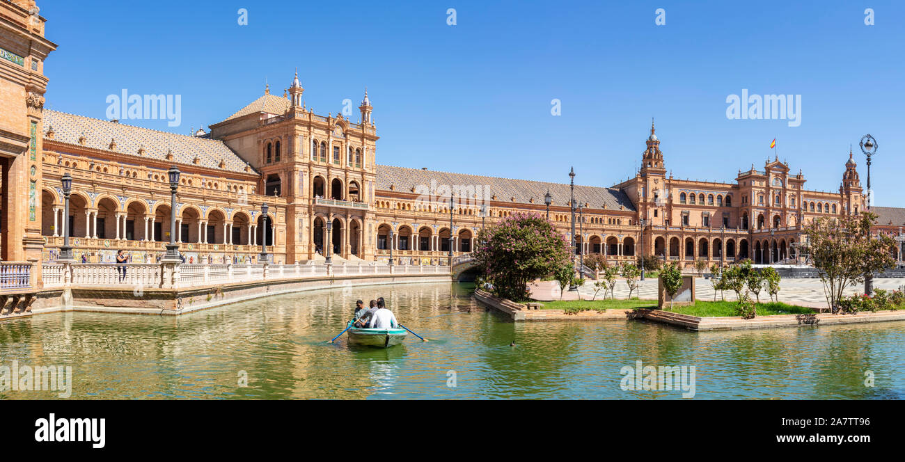 Panorama barca a remi sul piccolo canale attraverso Siviglia Plaza de España Siviglia Parco Maria Luisa siviglia Spagna Siviglia Andalusia Spagna UE Europa Foto Stock