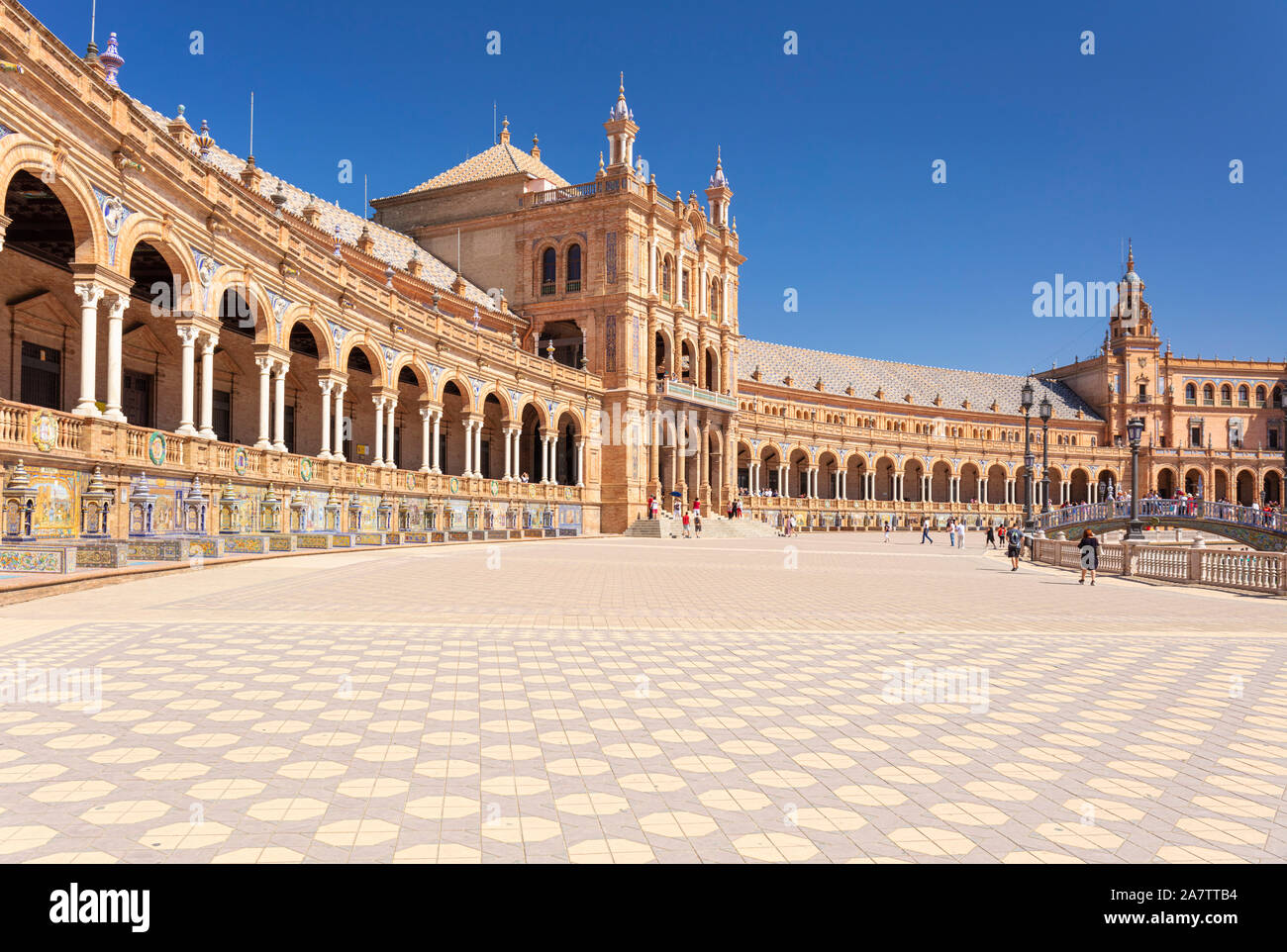 Archi decorati e piastrellate nicchie nella Siviglia Plaza de España Siviglia Parco Maria Luisa siviglia Spagna Siviglia Andalusia Spagna UE Europa Foto Stock