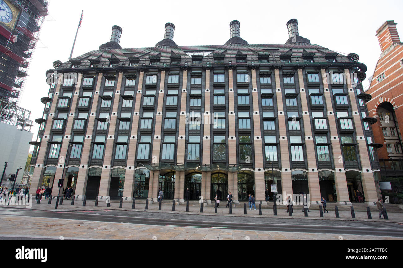 Portcullis House vista generale GV, un edificio per uffici a Westminster, Londra, Regno Unito che è stato commissionato nel 1992 e aperto nel 2001 per fornire uffici fo Foto Stock