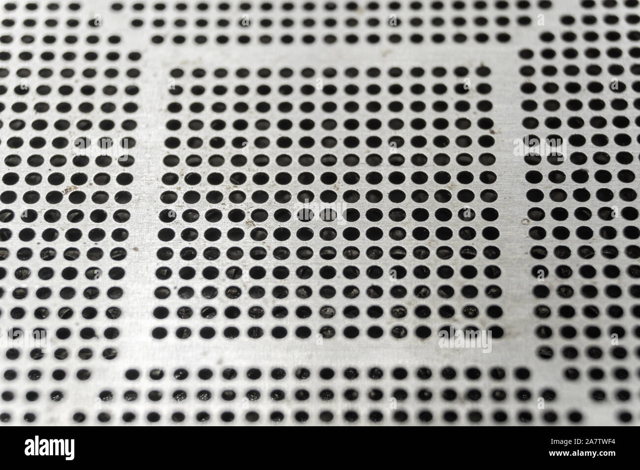 Close-up di usato CNC laser ad alta precisione con passo piccolo taglio stencil per chip BGA reballing per industria elettronica in parziale focus su sfondo nero Foto Stock