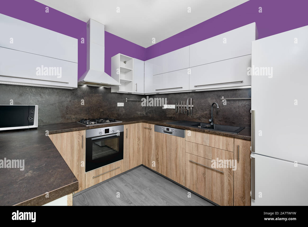 Cucine moderne combinate con il bianco e il colore viola e il legno di quercia. Foto Stock