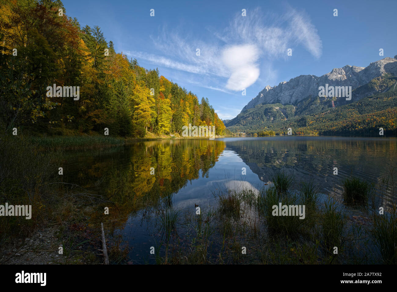 Lago Eibsee e il massiccio dello Zugspitze in autunno, Baviera, Germania Foto Stock