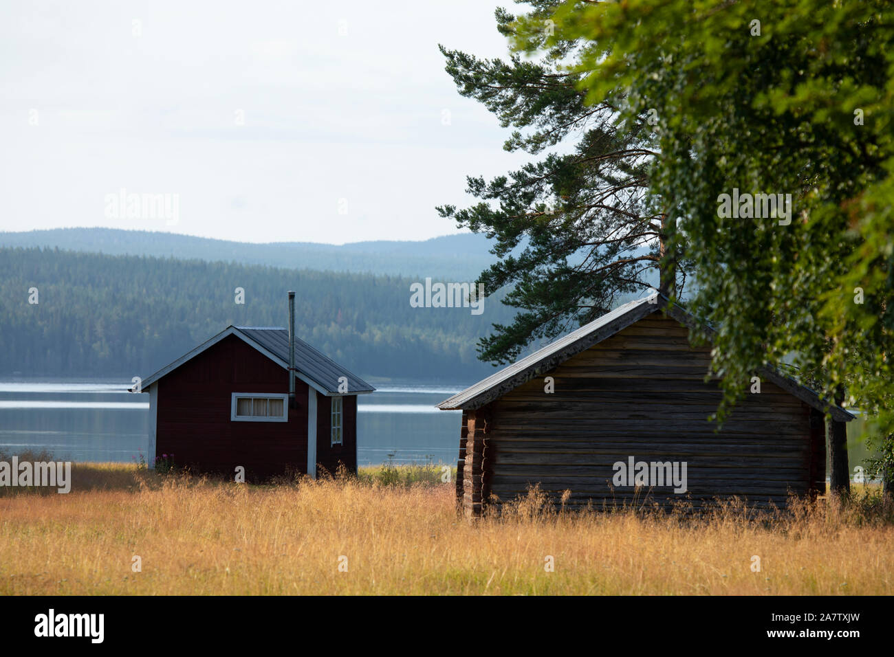 Due case rosse e un lago nella parte settentrionale della Svezia Foto Stock