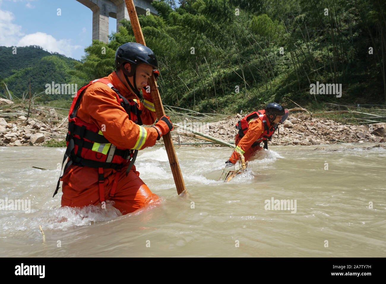 Soccorritori condurre l'operazione di soccorso nella zona di frana causata dal tifone Lekima, il nono typhoon dell'anno, in Yongjia county, Wenzhou city, est Chi Foto Stock