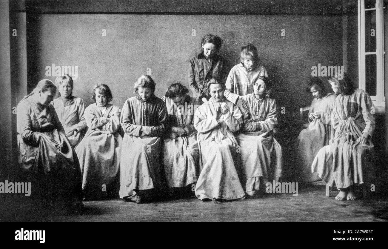 Vintage fotografia in bianco e nero che mostra un gruppo di pazienti schizofrenici donne affette dalla malattia mentale della schizofrenia Foto Stock