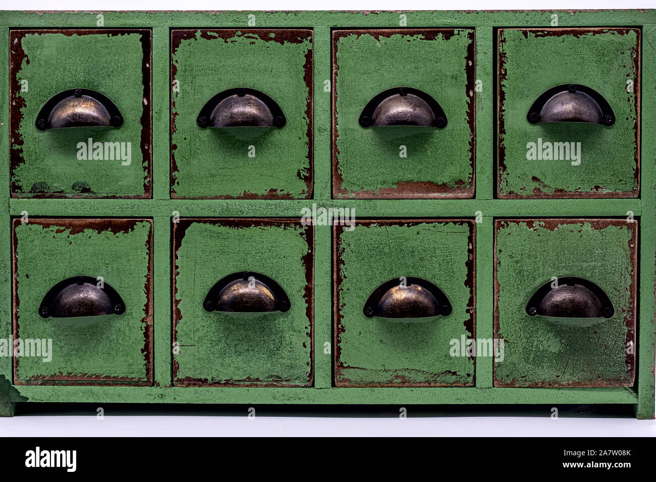 Verde piccola scatola marrone con molti cassetti maniglie metallo shabby style Foto Stock