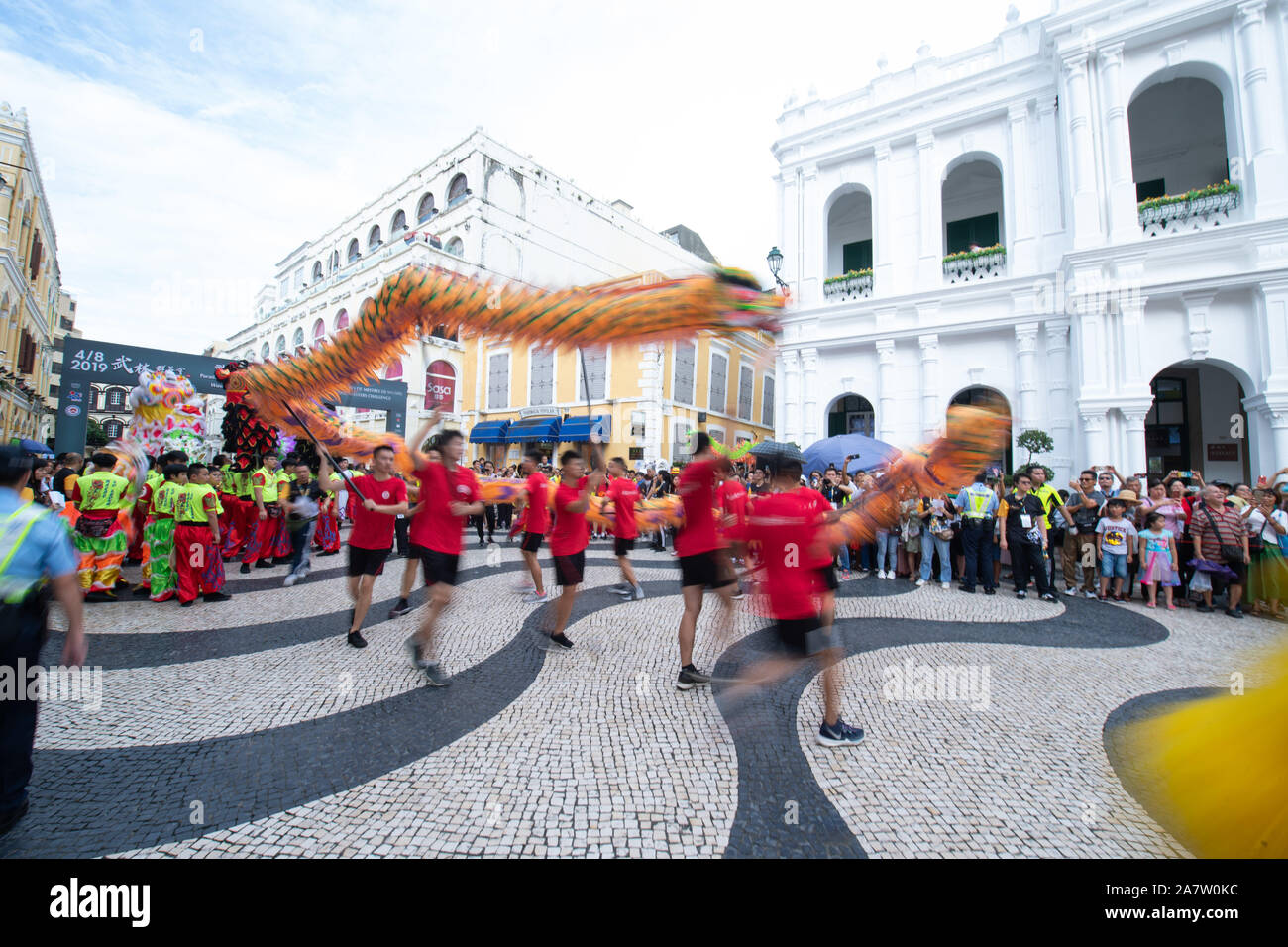 Gli artisti interpreti o esecutori prendere parte il drago e il leone danza parade come parte dei maestri di Wushu Challenge 2019 evento in Macau, Cina, 4 agosto 2019. Circa 350 Foto Stock