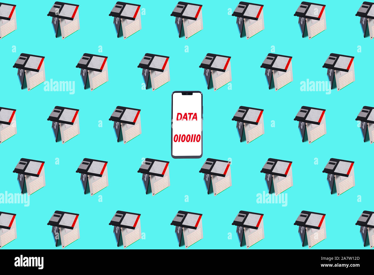 Sfondo con vecchi dischetti floppy in formato di piastrella, con uno smartphone nel centro come un concetto di confronto tra il vecchio e il nuovo dispositivo multimediale Foto Stock
