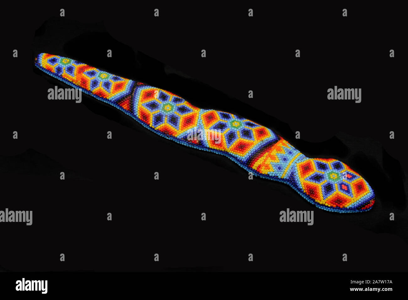 Un serpente a perline creato dalla Huichol popoli indigeni del Messico settentrionale. I serpenti nella cultura Huichol sono responsabili per portare pioggia Foto Stock