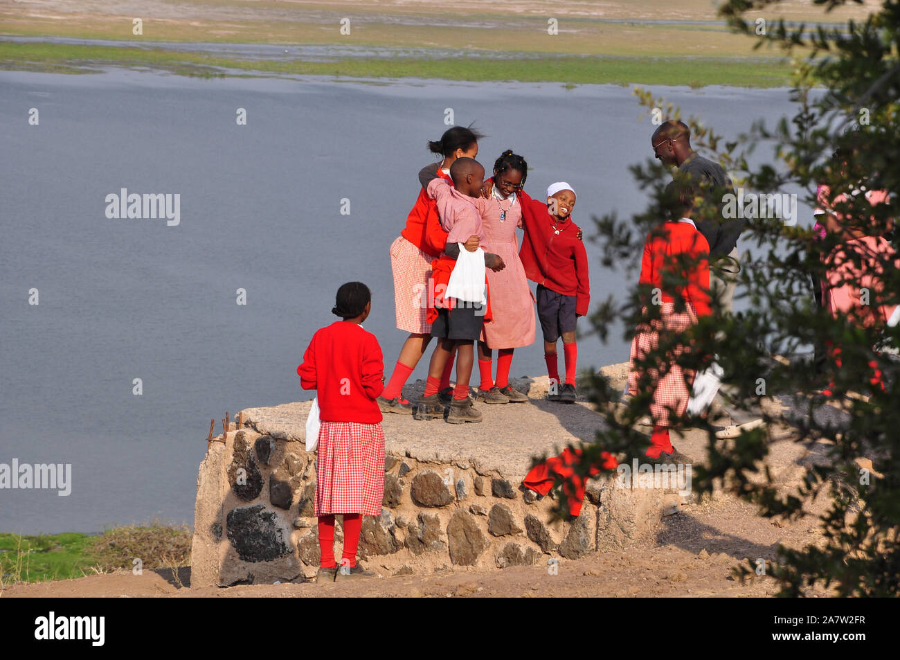 Gruppo di bambini in età scolare su una escursione didattica in Amboseli National Park, Kenya, Africa Foto Stock
