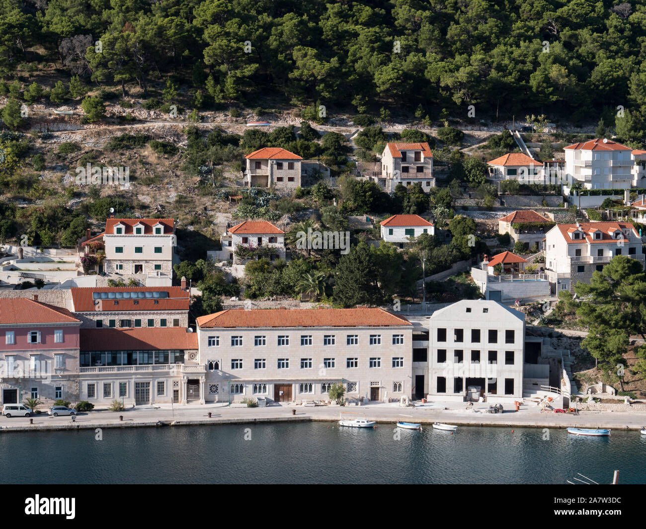 Croazia, isola di Brač, Pučišća, città Pucisca, vista da scalpellino scuola Klesarska Škola a waterfront, fondata 1909 Foto Stock