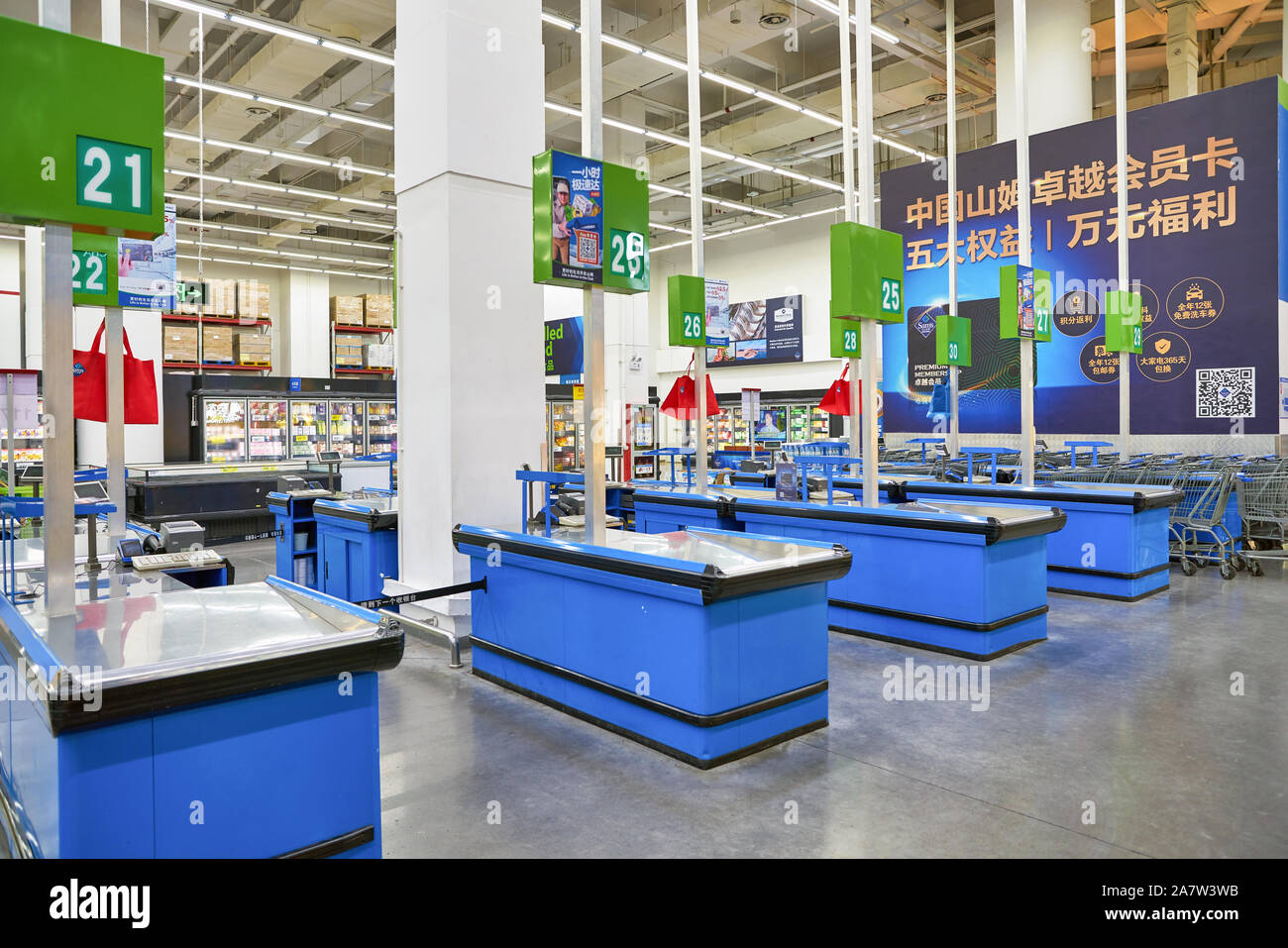 SHENZHEN, Cina - 22 Aprile 2019: casse a Sam's Club store in Shenzhen. Sam's Club è una catena americana di appartenenza-solo warehou retail Foto Stock