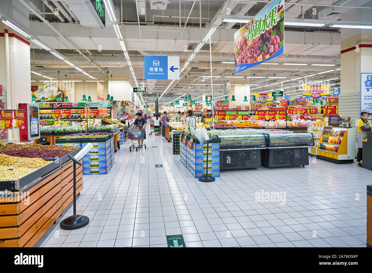SHENZHEN, Cina - circa aprile, 2019: interni colpo di Walmart store in Shenzhen, Cina. Foto Stock