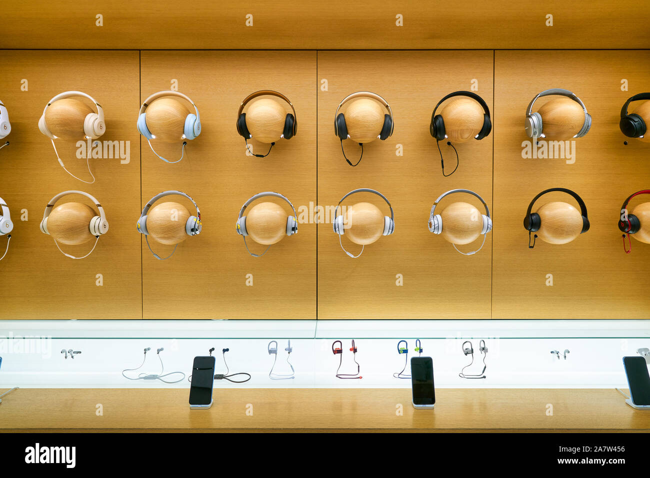 HONG KONG CINA - Circa gennaio, 2019: Beats cuffie wireless sul display di Apple  store in Hong Kong Foto stock - Alamy