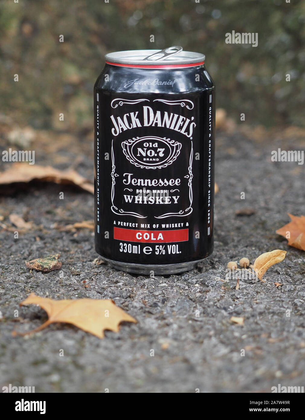 LYNCHBURG, STATI UNITI D'AMERICA - CIRCA NEL SETTEMBRE 2019: Jack Daniel's Tennessee Whiskey e Cola può Foto Stock