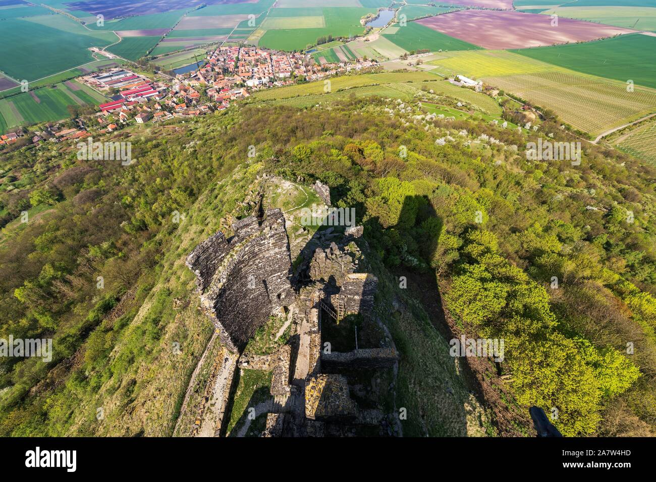 Hazmburk è un notevole le rovine di un castello gotico vicino villaggio Klapy. Le rovine sono protetti come un monumento culturale della Repubblica ceca Foto Stock