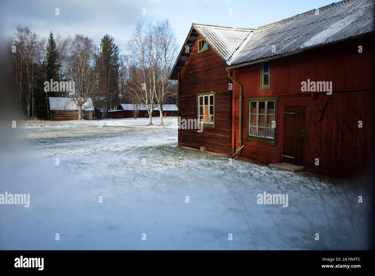 Un granaio rosso su un freddo nevoso giorno nella parte settentrionale della Svezia Foto Stock