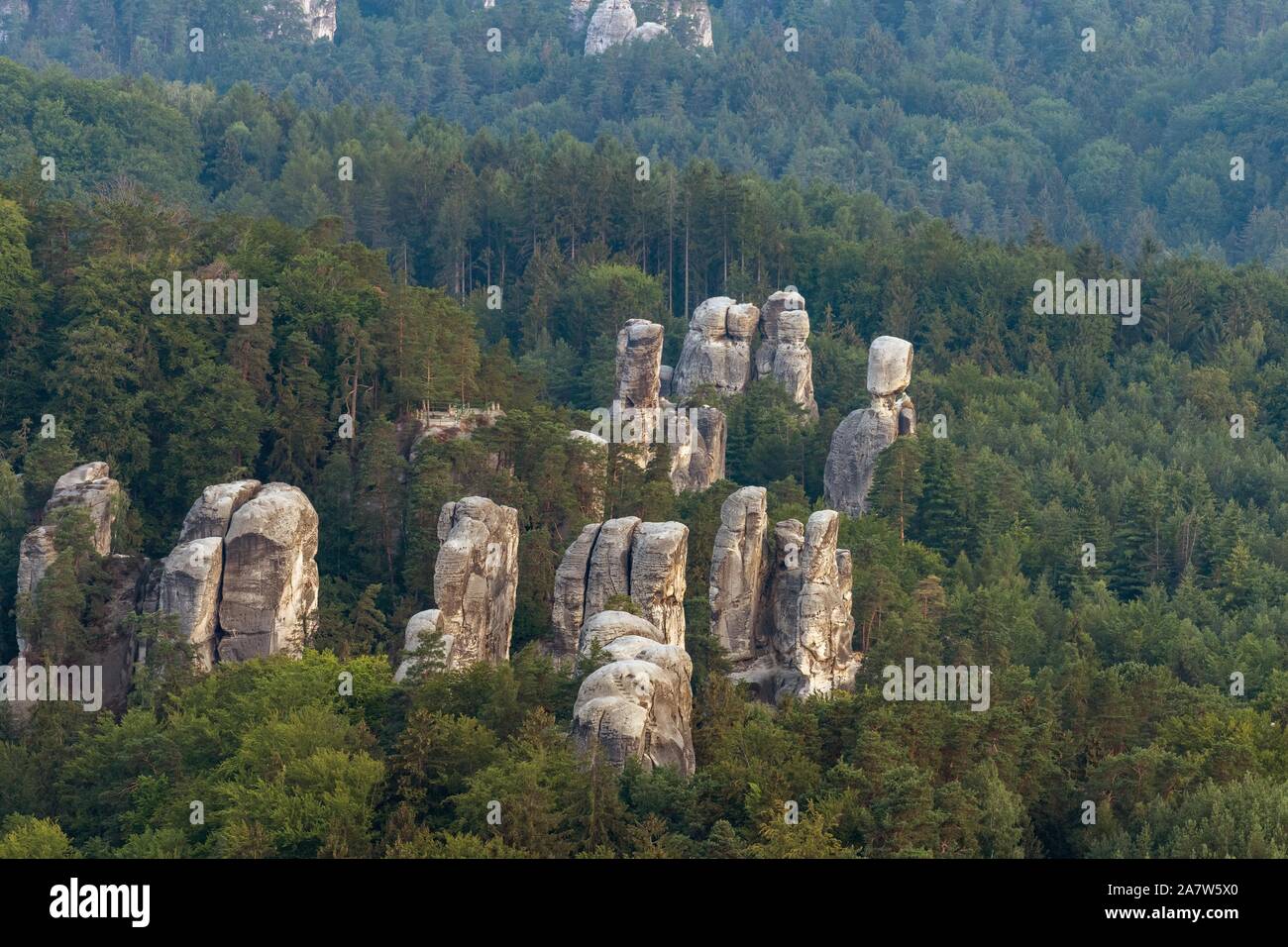 Riprese aeree. Hruba Skala rock città nel paradiso boemo Foto Stock