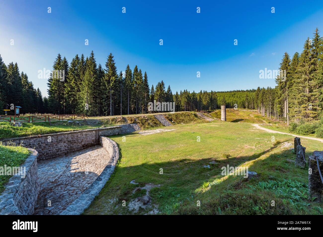 Resti di una diga rotta sul nero Nisa nelle montagne di Jizera Foto Stock