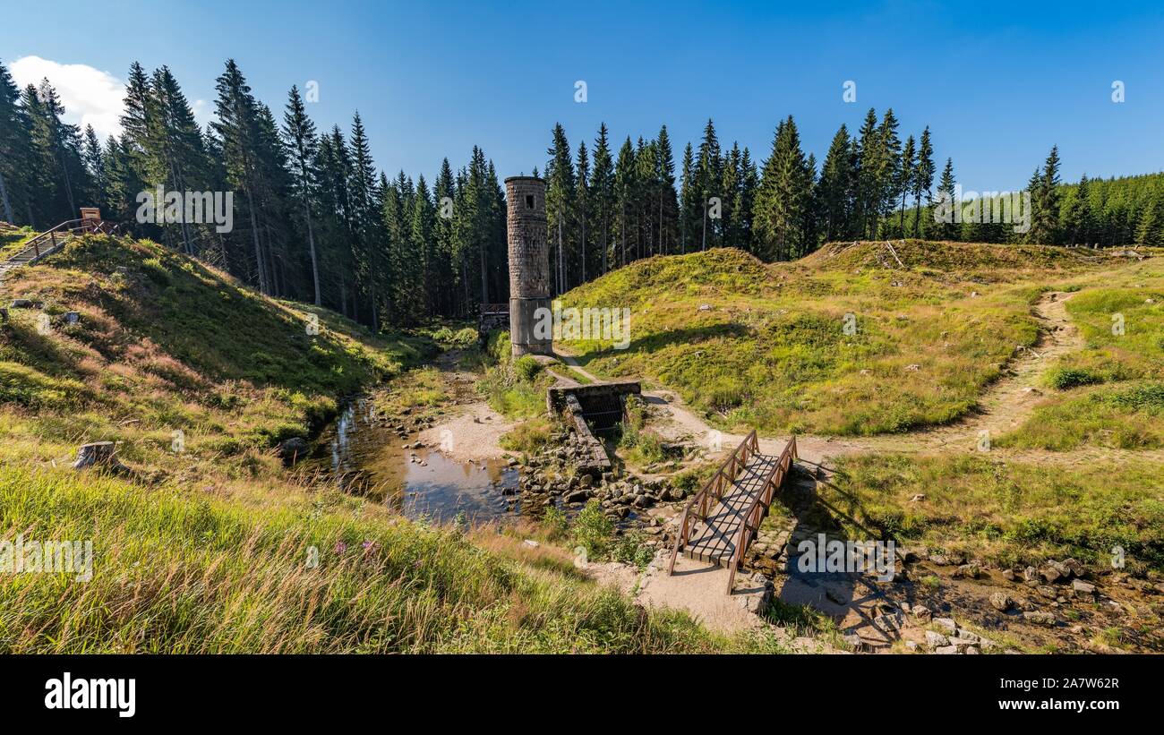 Resti di una diga rotta sul nero Nisa nelle montagne di Jizera Foto Stock