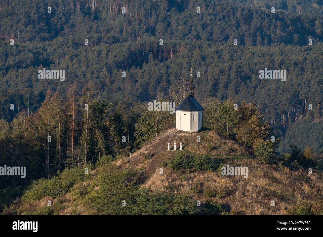 Cappella di Sant'Anna Vysker sulla collina nel Paradiso Boemo. La fotografia aerea. Foto Stock