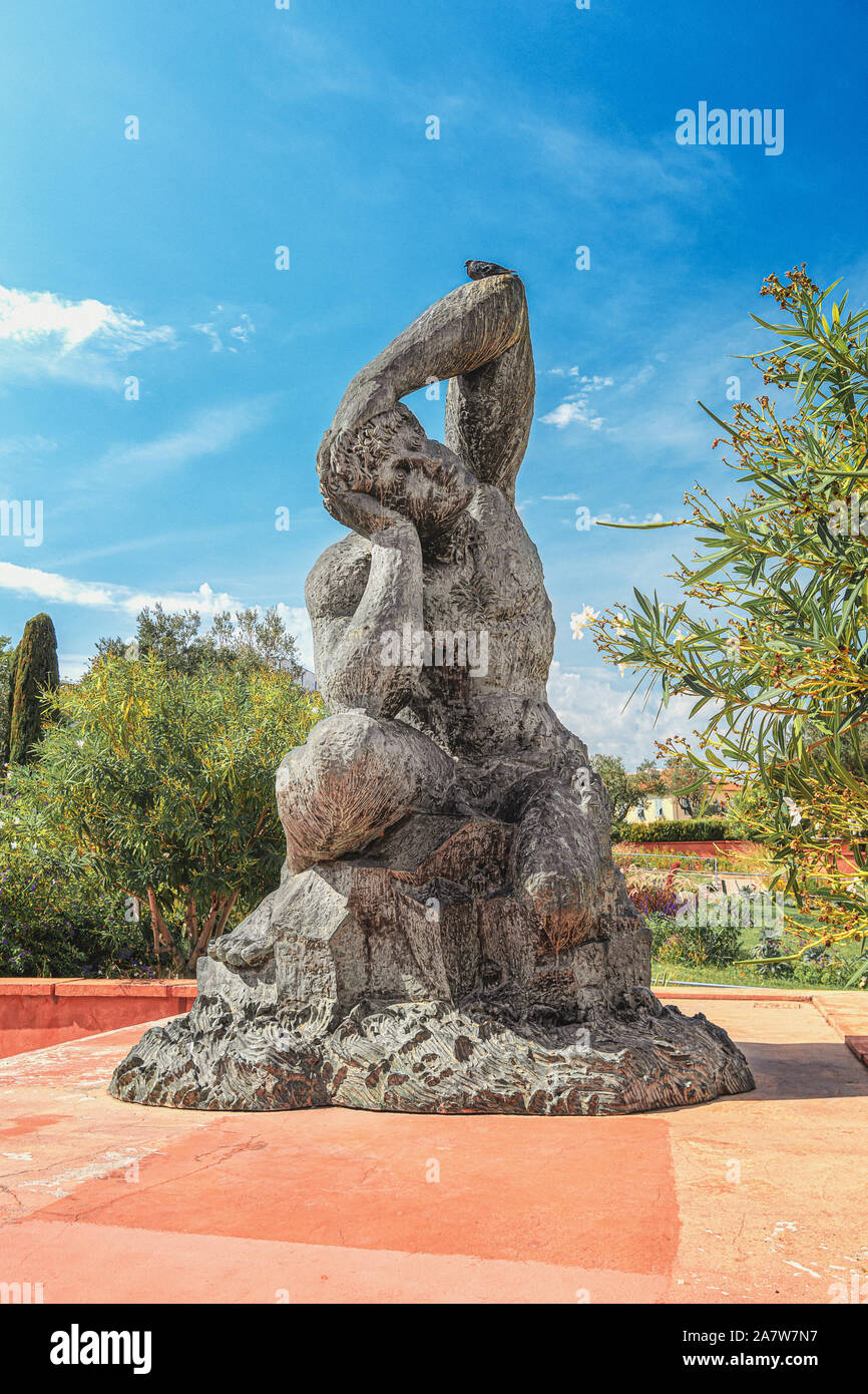 Nizza, Francia, 6 Settembre 2018: solida scultura realizzata dall'artista italiano Sandro Chia nel giardino Sacha Sosno a Nizza Foto Stock