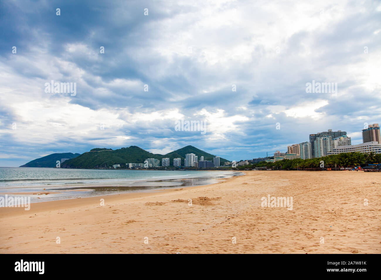 Isola di Hainan tropicale giorno di sole con mare e cielo blu Foto Stock