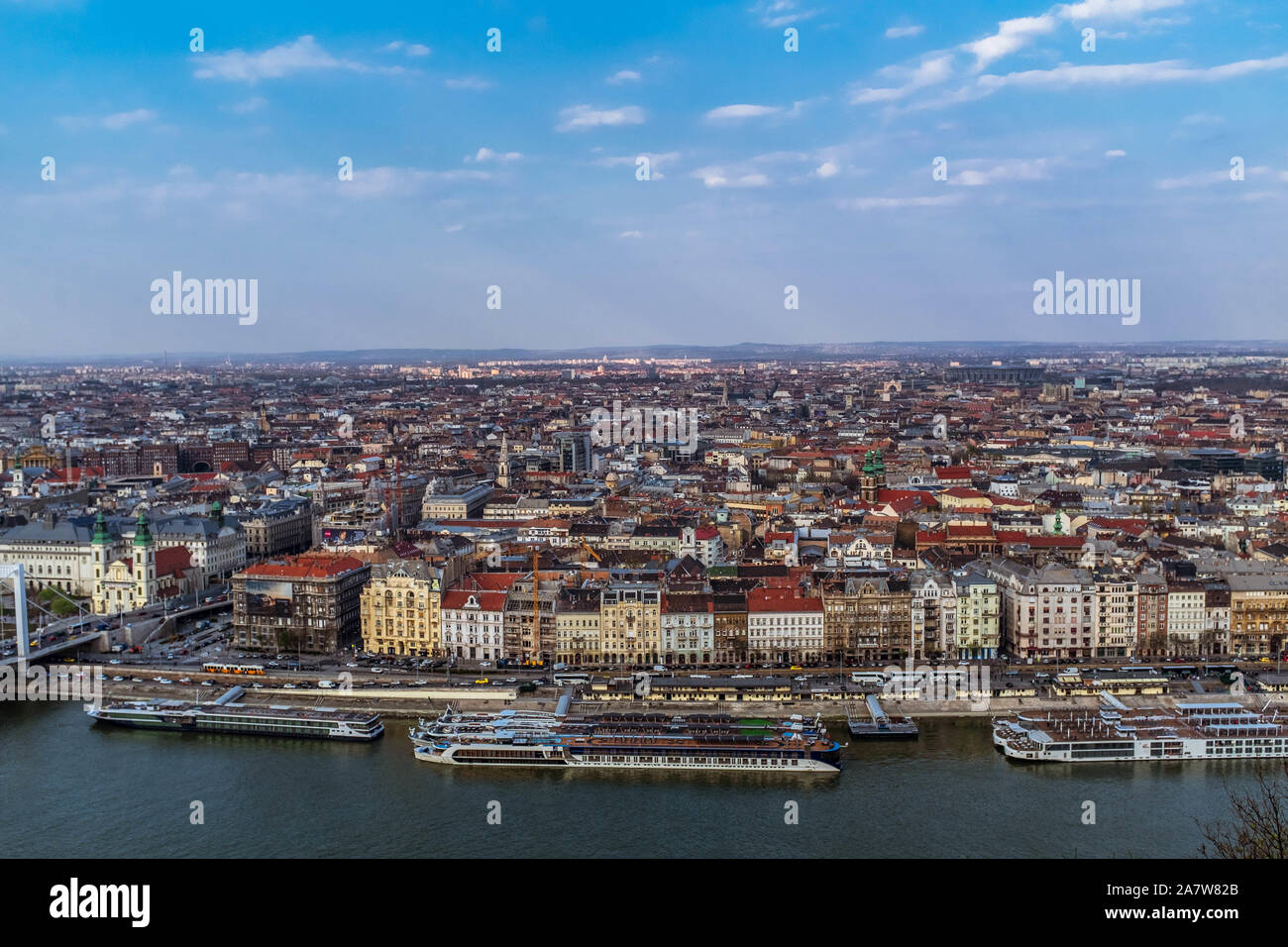 Il panorama di Budapest e il fiume navi da crociera su una soleggiata giornata di primavera. Foto Stock