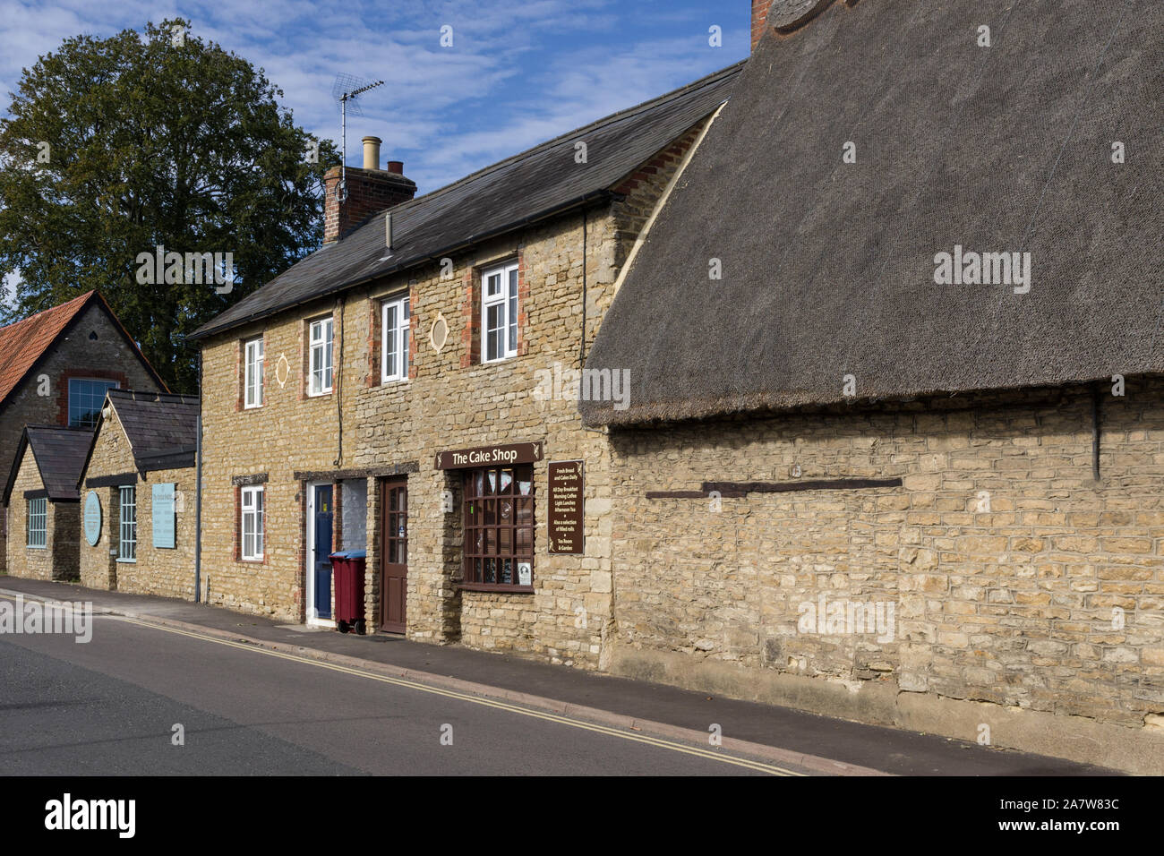 Terrazza della vecchia pietra costruito cottage con il tetto di paglia nel villaggio di Sharnbrook, Bedfordshire, Regno Unito Foto Stock