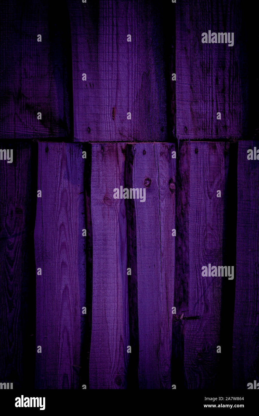 Viola scuro asse di legno sullo sfondo. In legno naturale sullo sfondo del materiale. Bellissimo sfondo dello smartphone. A parete o a pavimento recinto design esterno Foto Stock