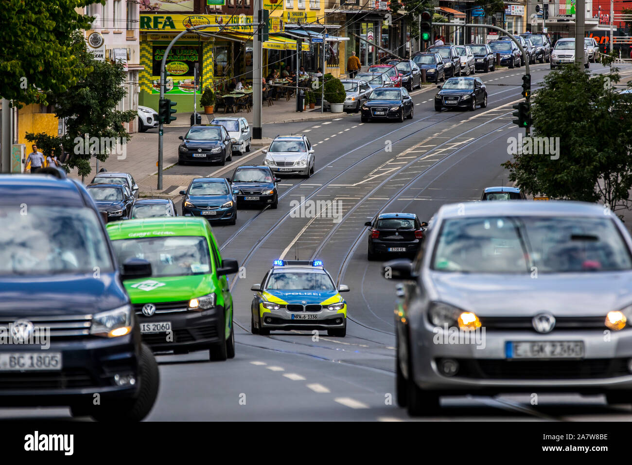 Altendorfer Street a Essen Altendorf, nella zona ovest della città turca di molti ristoranti e snack bar, trasmissione di allarme di un'auto della polizia, Foto Stock